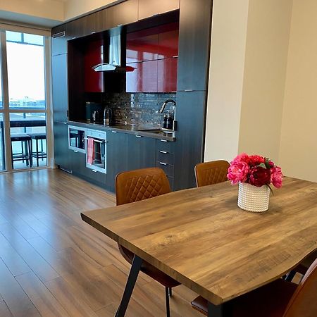 Central Toronto Suite - Free Parking, City Views, Near Cn Tower ภายนอก รูปภาพ