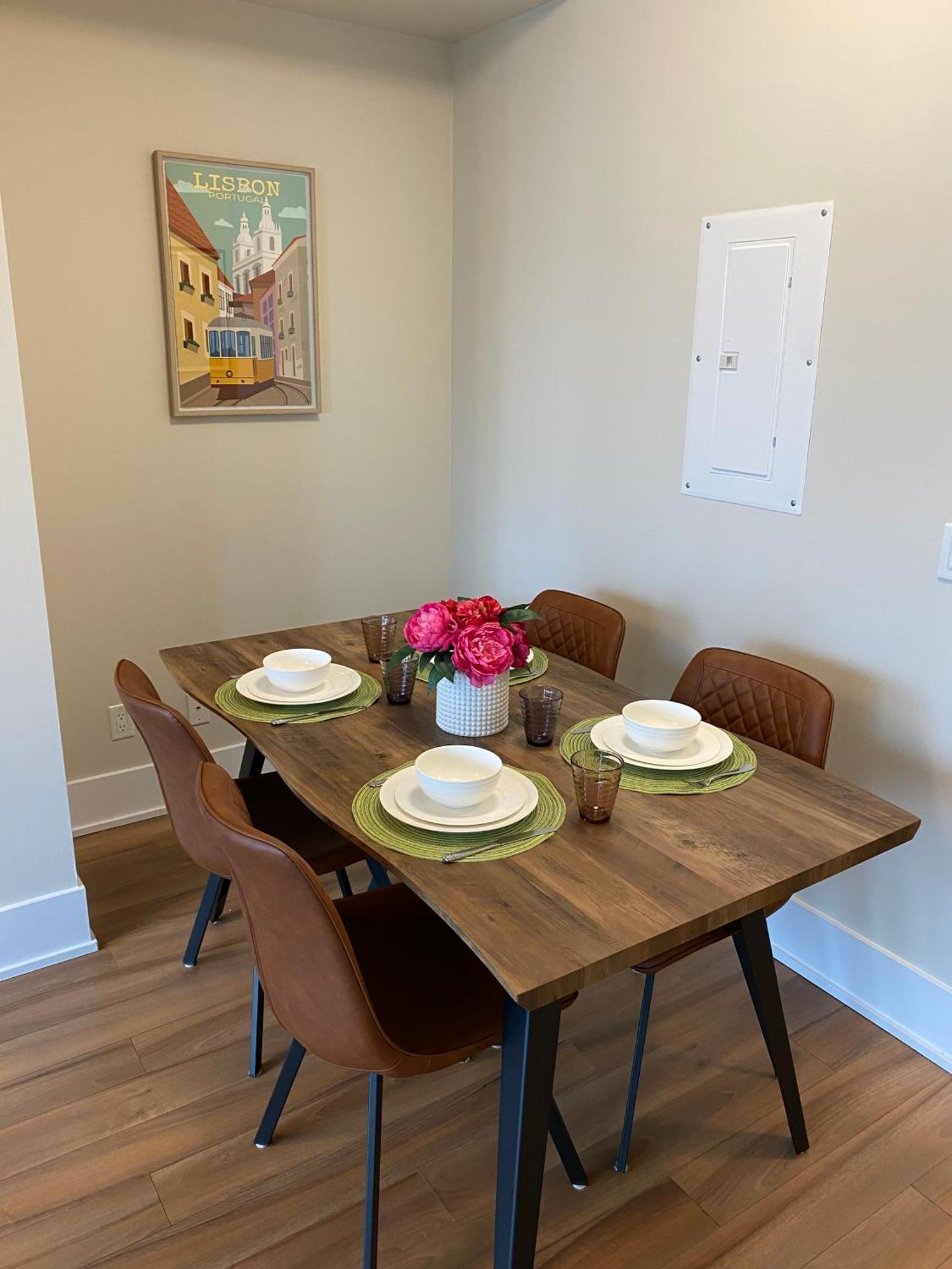 Central Toronto Suite - Free Parking, City Views, Near Cn Tower ภายนอก รูปภาพ