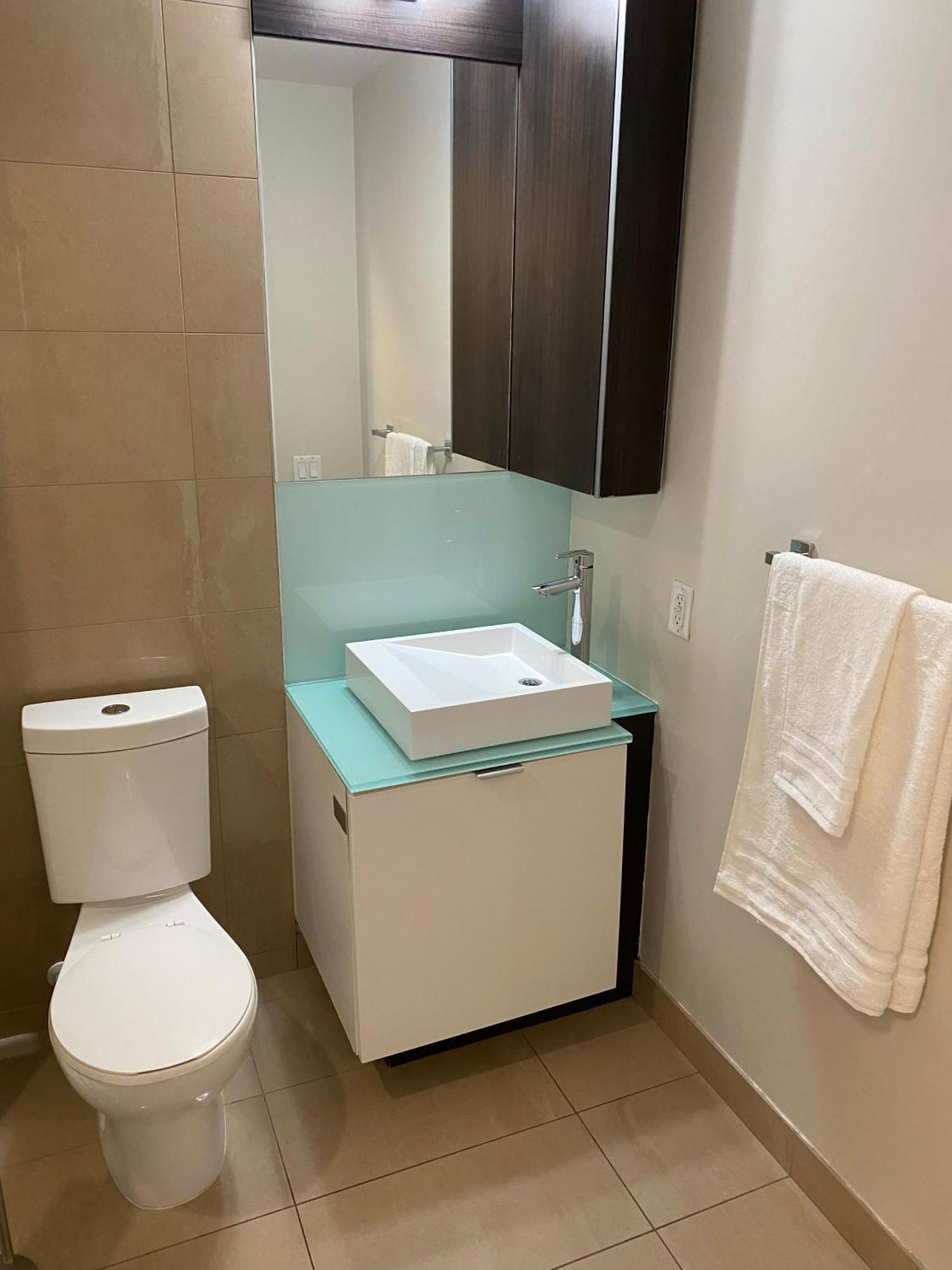 Central Toronto Suite - Free Parking, City Views, Near Cn Tower ภายนอก รูปภาพ