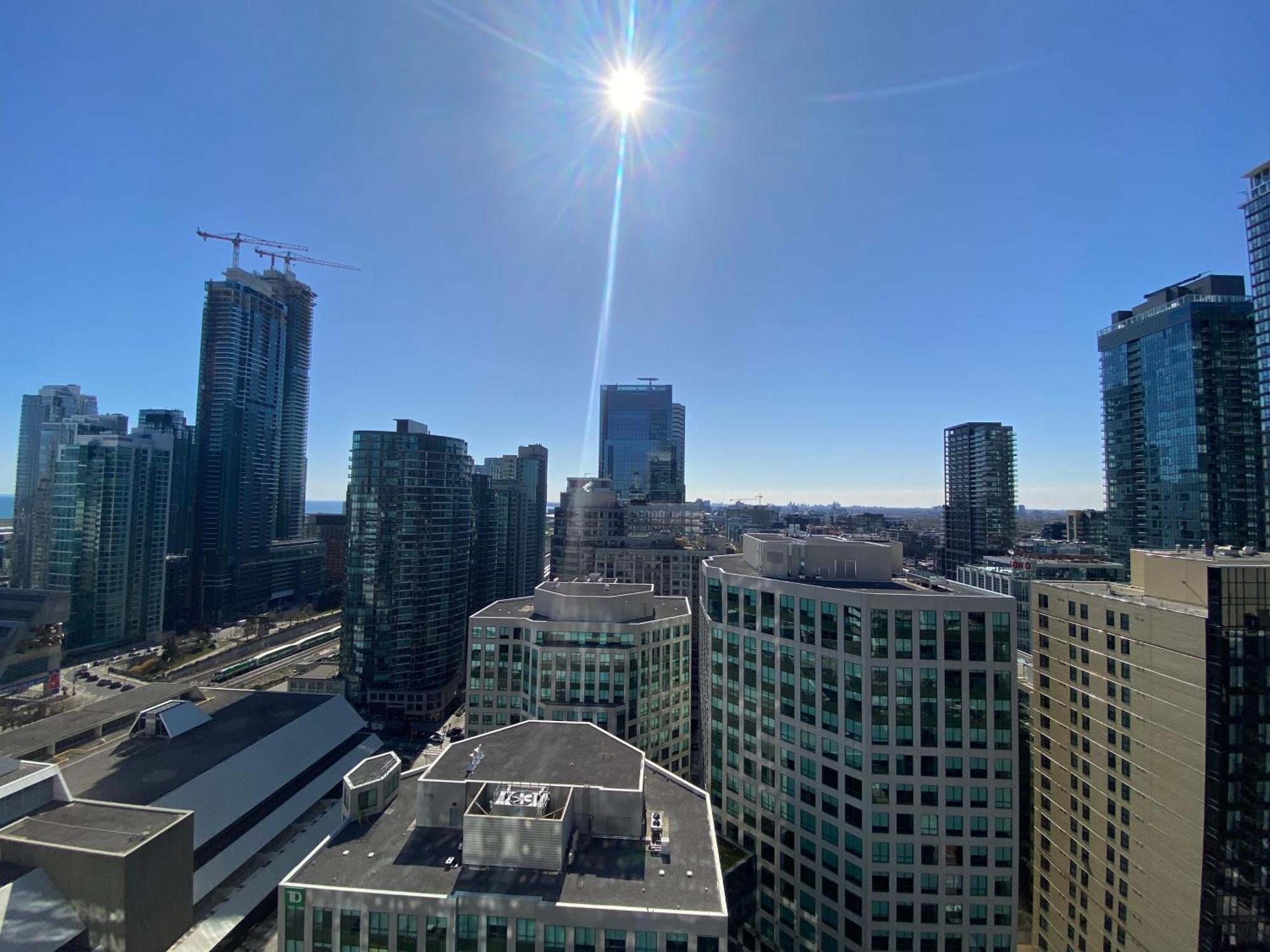 Central Toronto Suite - Free Parking, City Views, Near Cn Tower ภายนอก รูปภาพ