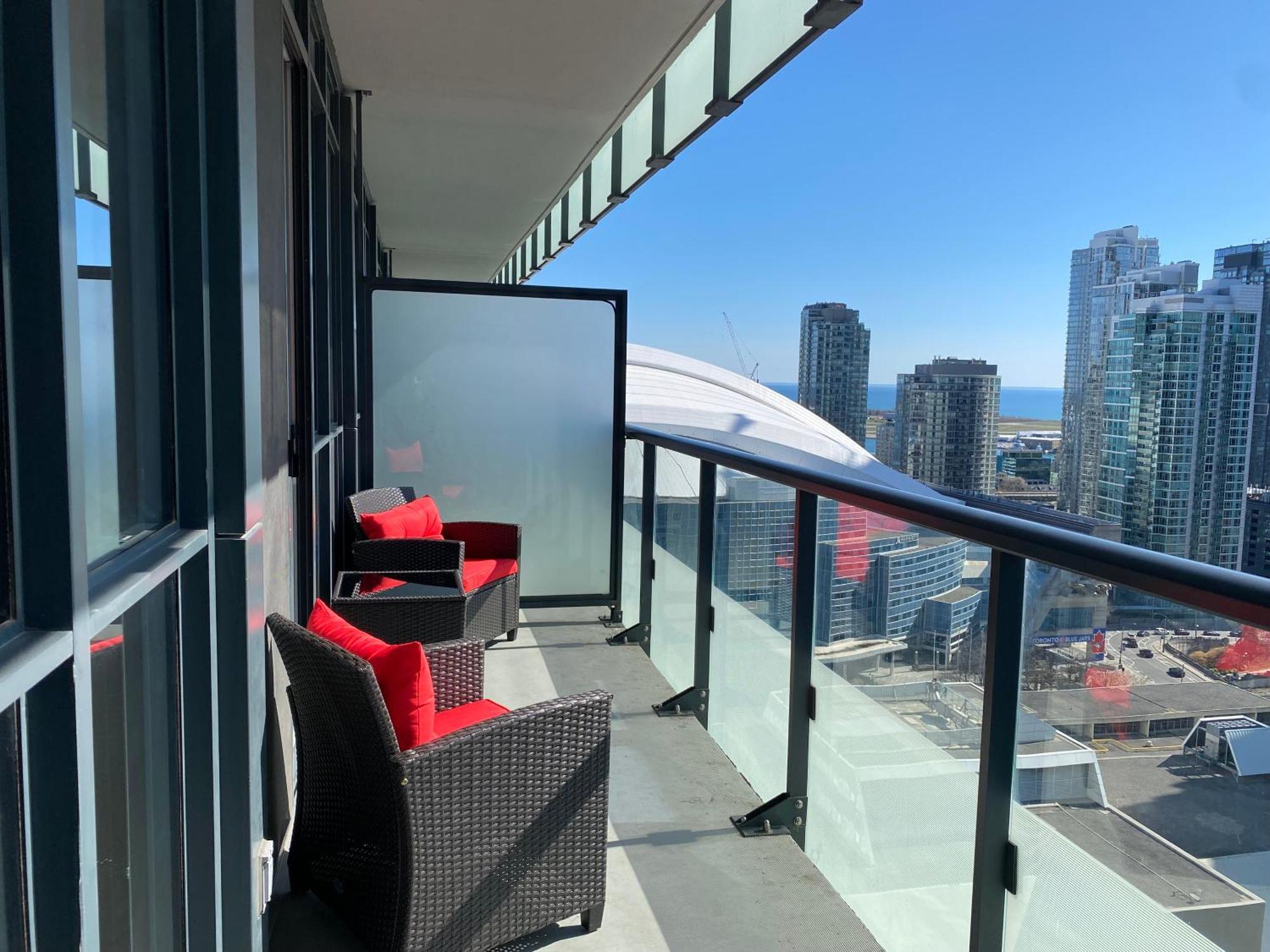 Central Toronto Suite - Free Parking, City Views, Near Cn Tower ภายนอก รูปภาพ
