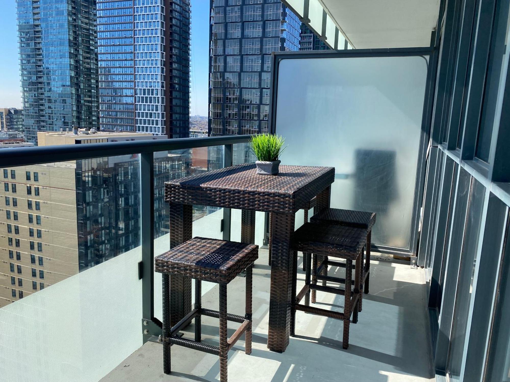 Central Toronto Suite - Free Parking, City Views, Near Cn Tower ภายนอก รูปภาพ