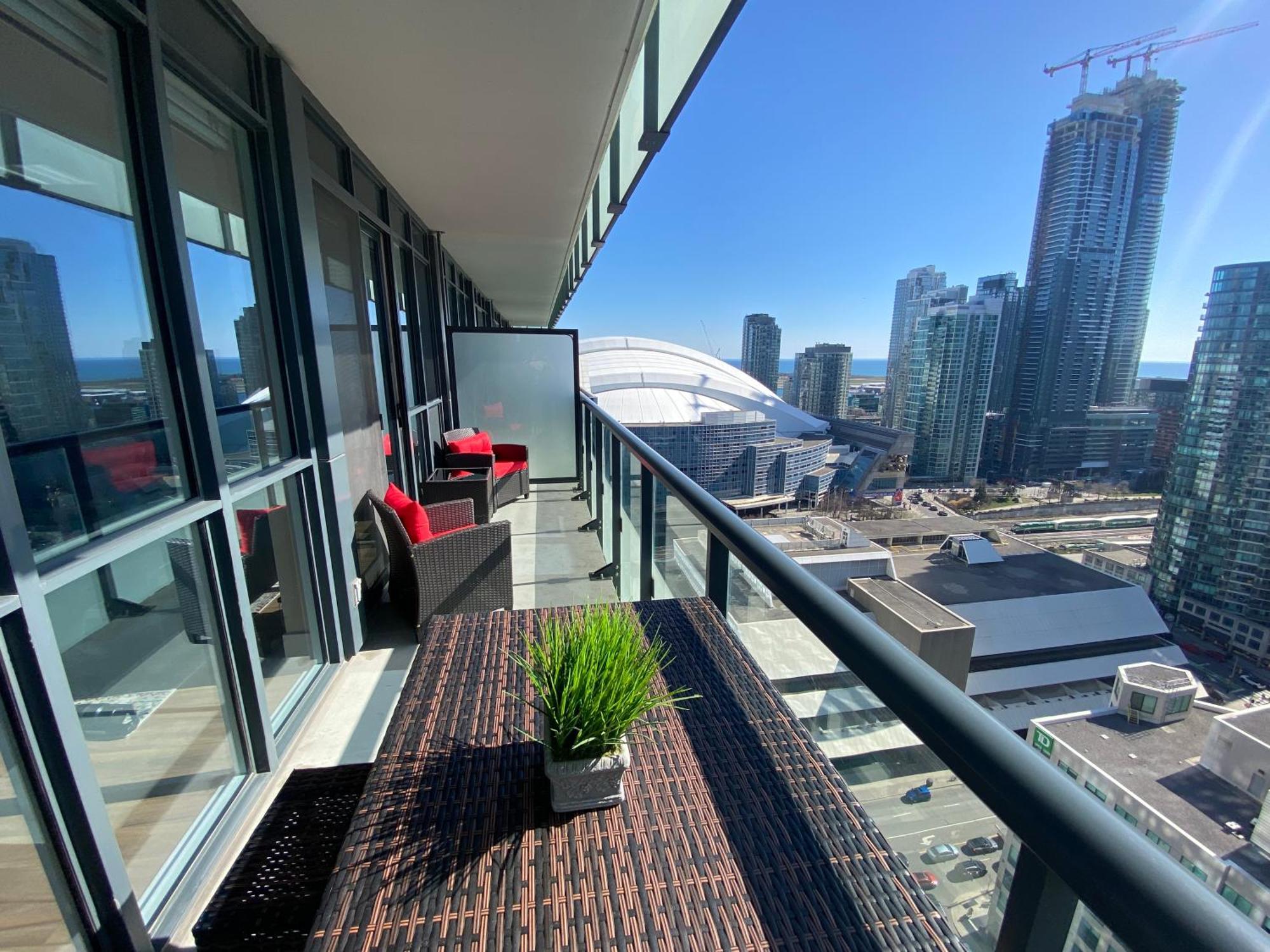 Central Toronto Suite - Free Parking, City Views, Near Cn Tower ภายนอก รูปภาพ