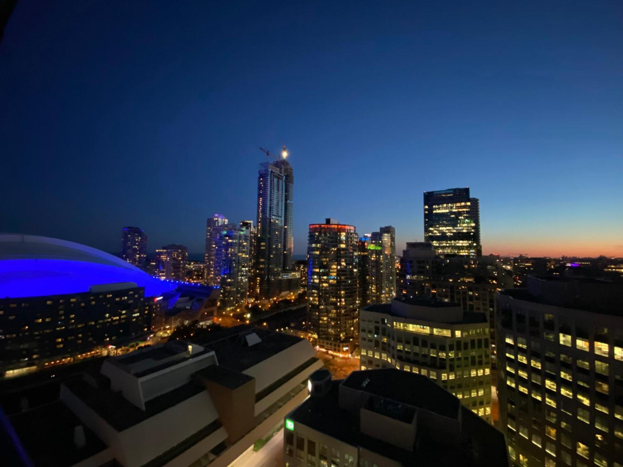 Central Toronto Suite - Free Parking, City Views, Near Cn Tower ภายนอก รูปภาพ